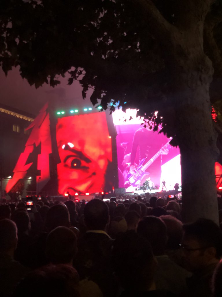 ChrisGatford's tweet photo. Dam @salesforce know how to throw a party ! Metallica on now. #df18 https://t.co/KqCjErEi4S