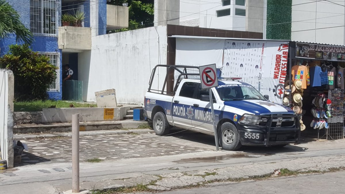 iYoFui's tweet photo. Policías municipales de #Cancún ocuparon la unidad 5555 para realizar mudanzas en la SM 28.
Y pensar que antes capturaban delincuentes. @SSP_QROO @prevencion_bj https://t.co/bVqRJc2507
