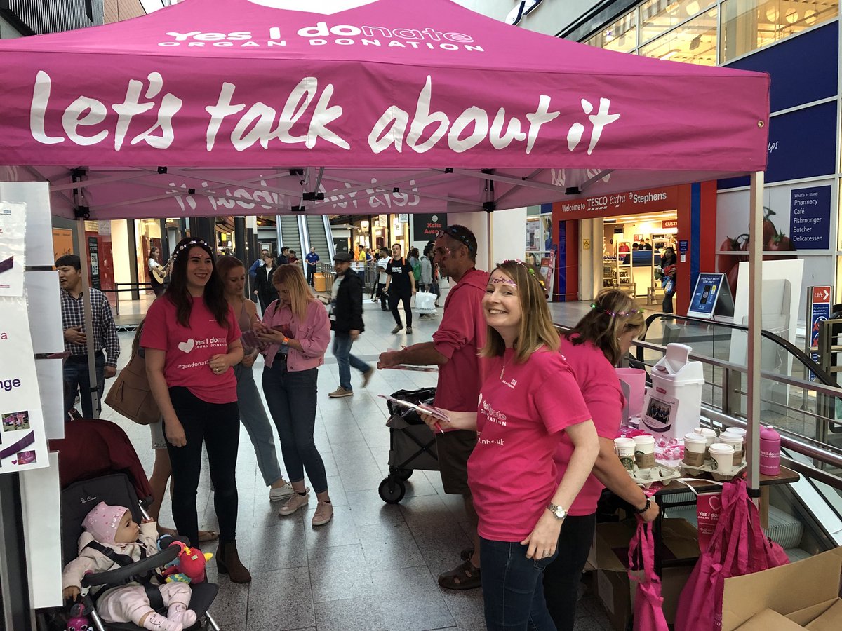 AlboZambo's tweet photo. @Ststephenshull #StudentInvasion @UniOfHull @HullYorkMed @HEYNHS encouraging students to consider their organ donation wishes #wordssavelives @NHSBT @YorkshireSNOD @share_wishes https://t.co/vYQ4PIjtrx