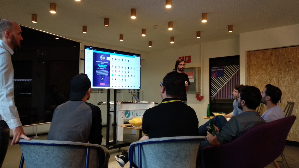 CodingCarlos's tweet photo. Brutal el Critique de @Bodyla del #CampusDesignClub en @CampusMadrid. Currazo de @ivoriginal 👌👌👌 https://t.co/uhulbamofk