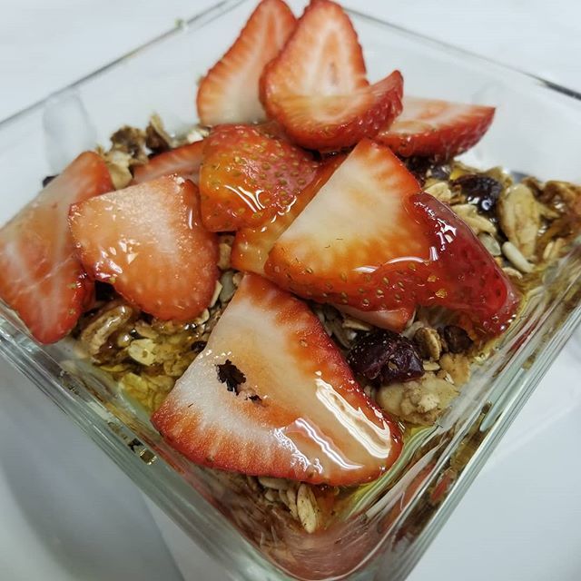 ORANGE_BRUNCH's tweet photo. Something lite, and delicious, well heck anything with Strawberries is delicious!
.
.
.
.
.
.
.
.
#organic #fresh #granola #healthy #OrangeChicago #everthingerica #topchicagoreataurants #brunch #breakfast #chicagofoodscene #lunch https://t.co/mMScy6Ak1x