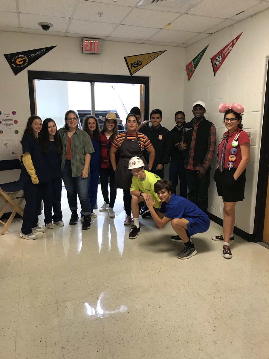 NSmyfreedomday's tweet photo. AP Human Geography dressing up like the stages of the Demographic Transition Model. #NSCHS #SpartanStrong #FreshSpartans22 https://t.co/hLh81CzJsD