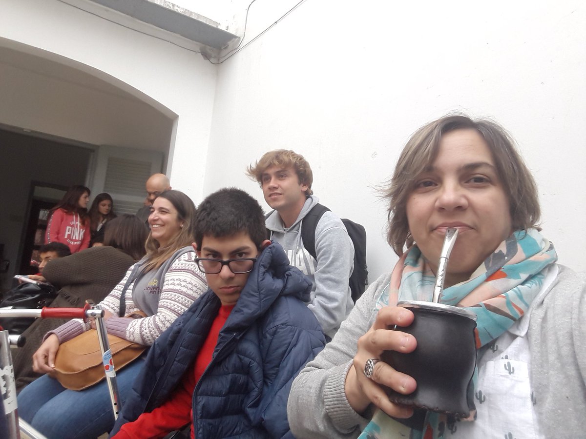 impulsa_CL's tweet photo. [Ahora] jóvenes conversando con la Ministra @MarinadeFrente directora adjunta de @inju_uy Jimena Torres en oficina de Melo https://t.co/oW0A35JWfu