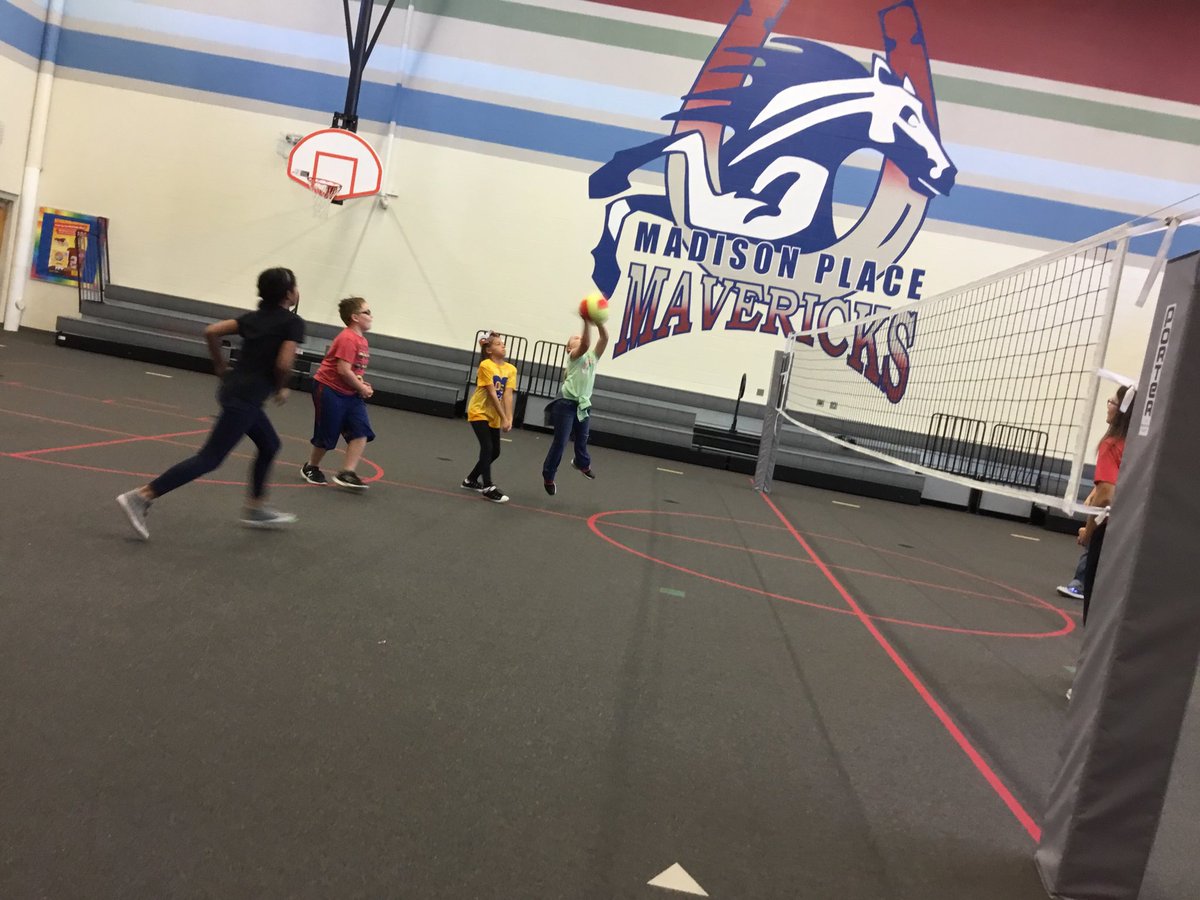 5th grade getting ready for the annual Volleyball game against the teachers ⁦<a href="/MadisonPlaceK5/">Madison Place</a>⁩ ⁦@olathepeteacher⁩