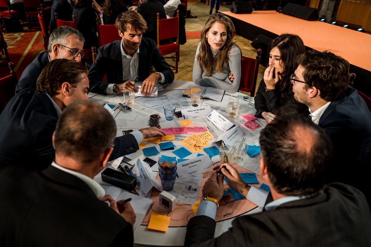 #futureoftrustsummit  Round Table 1 Challenge: How to trust each other in a digital world, using a (new) digital identity? #selfsovereignidentity #blockchain #communization #Ridderzaal #denhaag #brainstorming