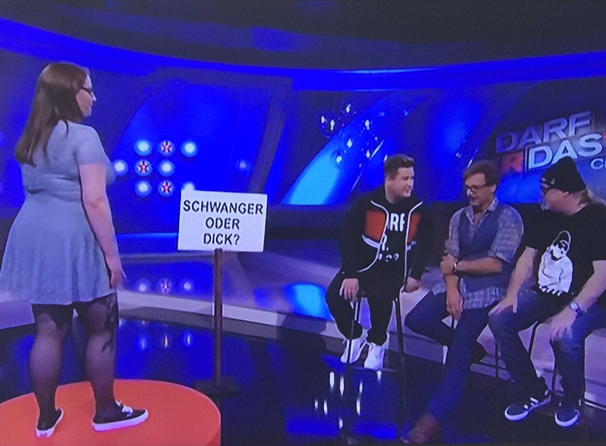 Warum ich mich gegen Bodyshaming und Sexismus einsetze? 

Weil es fucking 2018 ist und bei <a href="/RTLde/">RTL</a> Typen raten, ob Frauen schwanger oder einfach nur zu fett sind. 

Foto via @hashcrap