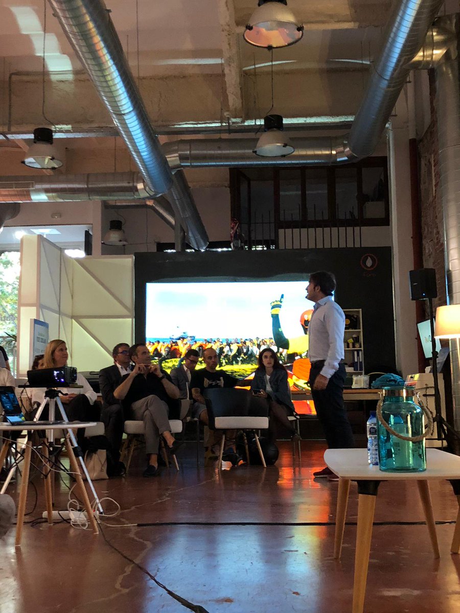 iWOPI's tweet photo. Sala llena (¡muchas gracias!) para escuchar las ponencias que @iWOPI ha preparado para acercarnos a la salud, a los hábitos saludables, y al movimiento de personas 🙌 En espacio @creativialab 🔝 https://t.co/xz0Pwy9hjn