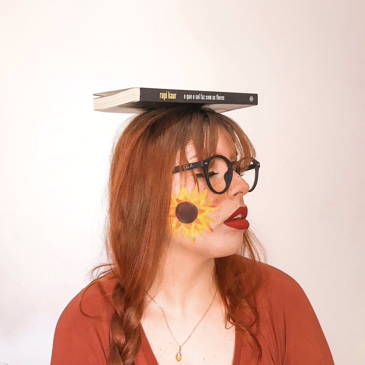 ❝se sou o relacionamento mais longo
da minha vida
será que não é hora de
encontrar intimidade
e amor
com a pessoa
com quem durmo toda noite❞
ㅤ
- aceitação ☀️🌻
ㅤ
ㅤ
#RupiKaur #OQueOSolFazComAsFlores