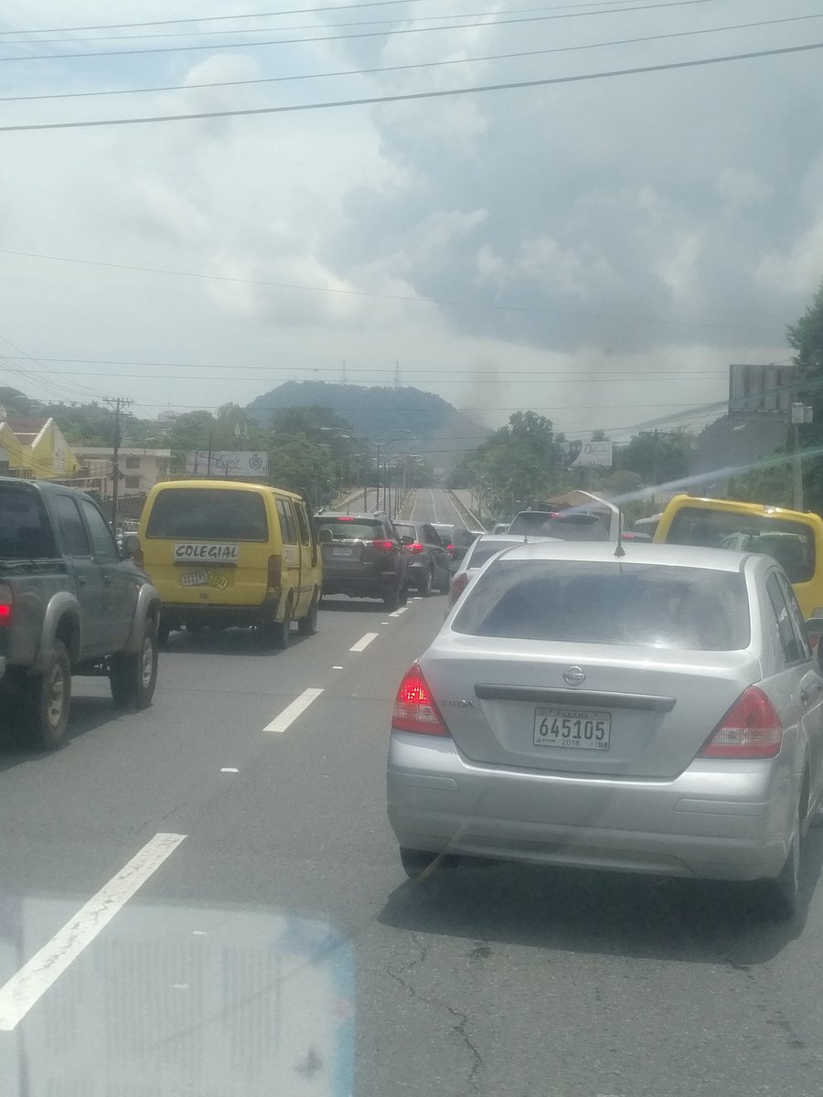 jogalive27's tweet photo. @TraficoCPanama vía tapada al frente de la universidad de Panamá https://t.co/vEu2yuQHsF