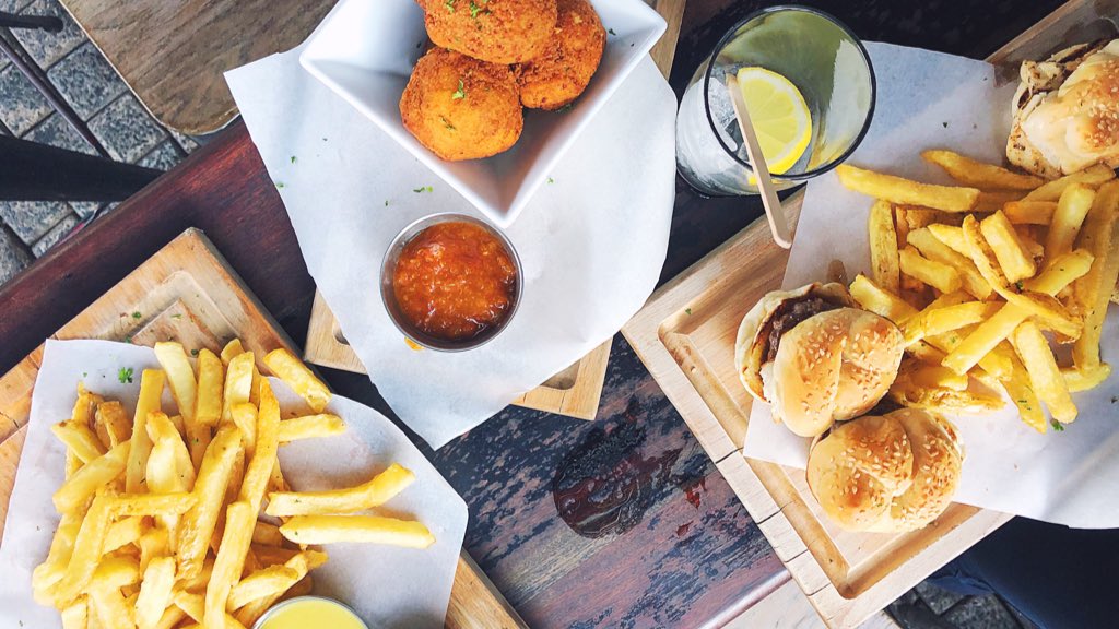 theplumblog's tweet photo. Sliders and deep fried mac ‘n cheese from Dropkick Murphy’s. The only way to end off a Thursday. https://t.co/O9g36IEuPr