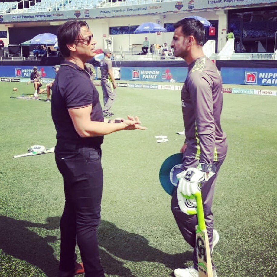 realshoaibmalik's tweet photo. This is what decades of legendary International experience being transferred looks like in a picture 🙏🏼 #respect https://t.co/I5L295uKTo