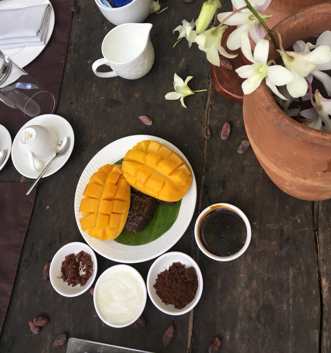MR_MsDOSM's tweet image. Cacao rituals are traditionally romantic and timelessly delish... ☕️🌿😋#Tablea #Sekwate #MangoAndStickyRice