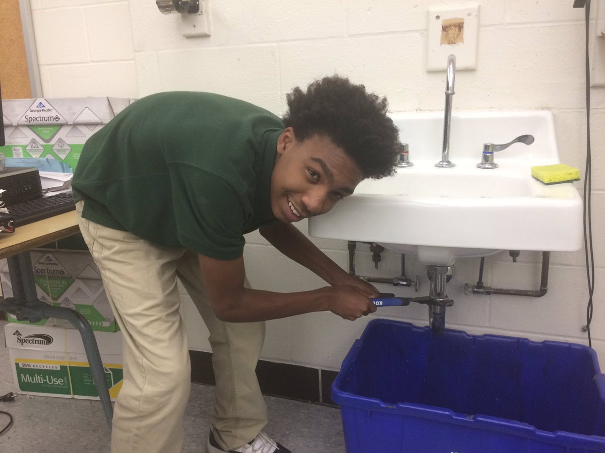 Sowder_Science's tweet photo. Student clearing drain in sink in the classroom @StuartAcademyKY https://t.co/2zB0vUC7HJ