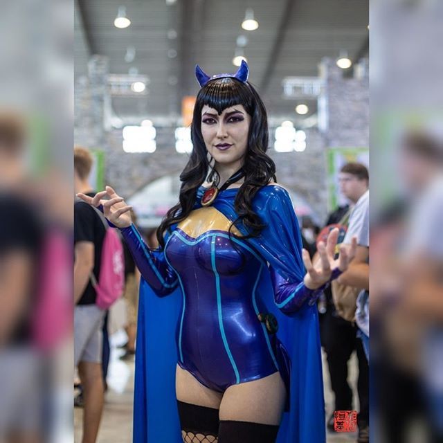 FoodAndCosplay's tweet photo. Bombshell Latex Raven ⠀
⠀
Cosplay by falcon.artwork⠀
Taken at Comic Con Germany 18 ⠀
⠀
#cosplay #ravencosplay #dccosplay #teentitanscosplay #teentitans #azarathmetrionzinthos #dcbombshell #bombshellraven #bombshellravencosplay #dcbombshellsraven https://t.co/B0kdM1p2fE https://t.co/in0p7tFQBJ