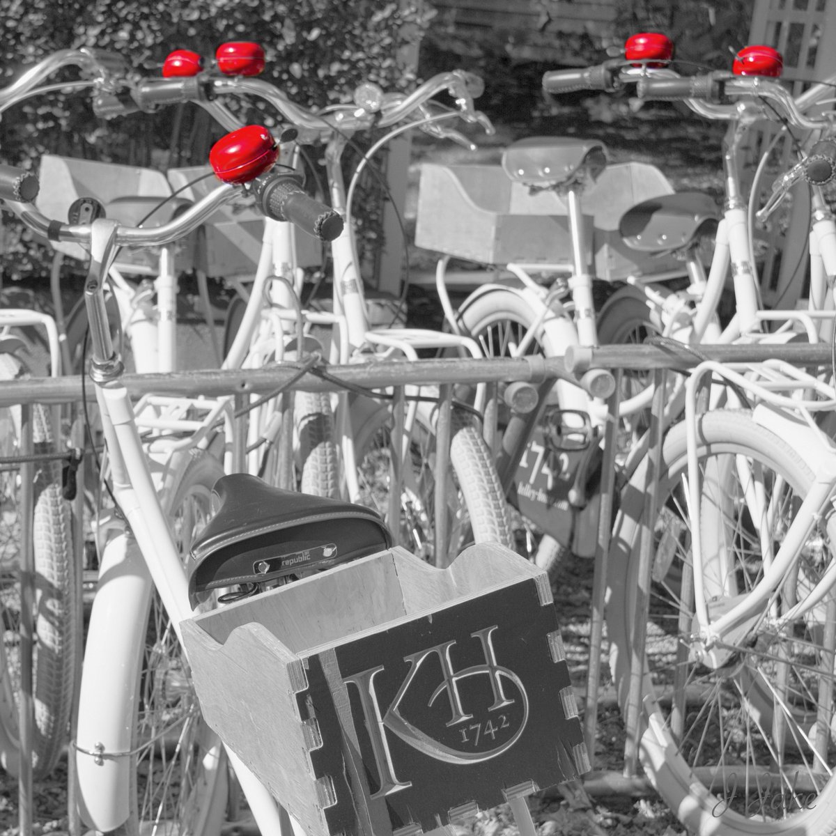 JJakePhotograph's tweet photo. September scene from Edgartown #thevineyard #marthasvineyard #bikes https://t.co/e7i4mDDxZO https://t.co/vesbhyNkBl