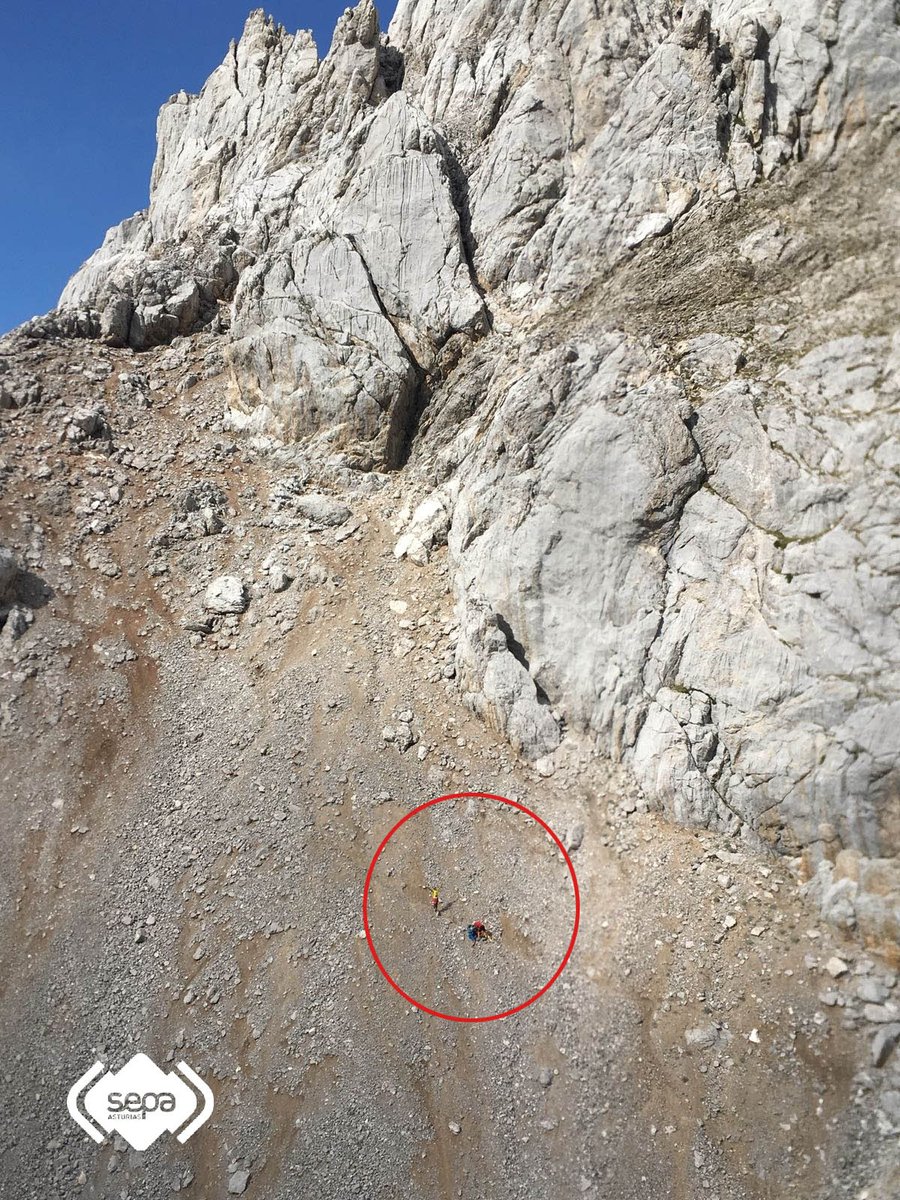 112 Asturias (@112asturias) on Twitter photo Herido grave un senderista que cayó 60 metros en Picos de Europa. Evacuado en 🚁 de <a href="/BomberosAstur/">Bomberos de Asturias</a> por el Grupo de Rescate del que forma parte un médico-rescatador. Intervención a 2.100 metros de altitud con 4 ciclos de grúa de más de 30 m. sepa.as/v_portal/infor… Herido grave un senderista que cayó 60 metros en Picos de Europa. Evacuado en 🚁 de <a href="/BomberosAstur/">Bomberos de Asturias</a> por el Grupo de Rescate del que forma parte un médico-rescatador. Intervención a 2.100 metros de altitud con 4 ciclos de grúa de más de 30 m. sepa.as/v_portal/infor…