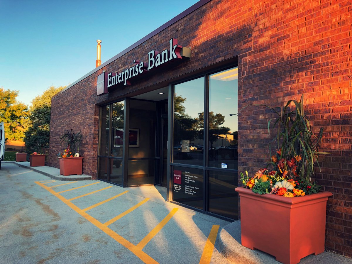 edenartofomaha's tweet photo. Enterprise Bank in Regency knows very well if you put the pumpkins outside, fall weather, football, and pumpkin pie will follow....πππΎ #flowerteam #fallfestivites #factsofedenart #fall2018 #enterprisebank #containergardens #pumpkins #milletandgourds #edenartistryinc https://t.co/dAGhwjRpLj
