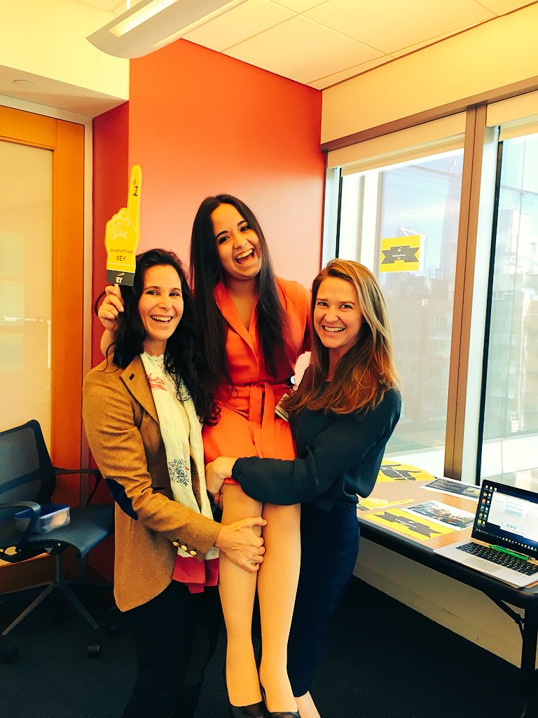 ClaireMMarble's tweet photo. Women supporting women (literally and figuratively!) at #EY makes me #AuditorProud 💪🤗 https://t.co/iXFZrau9Fk