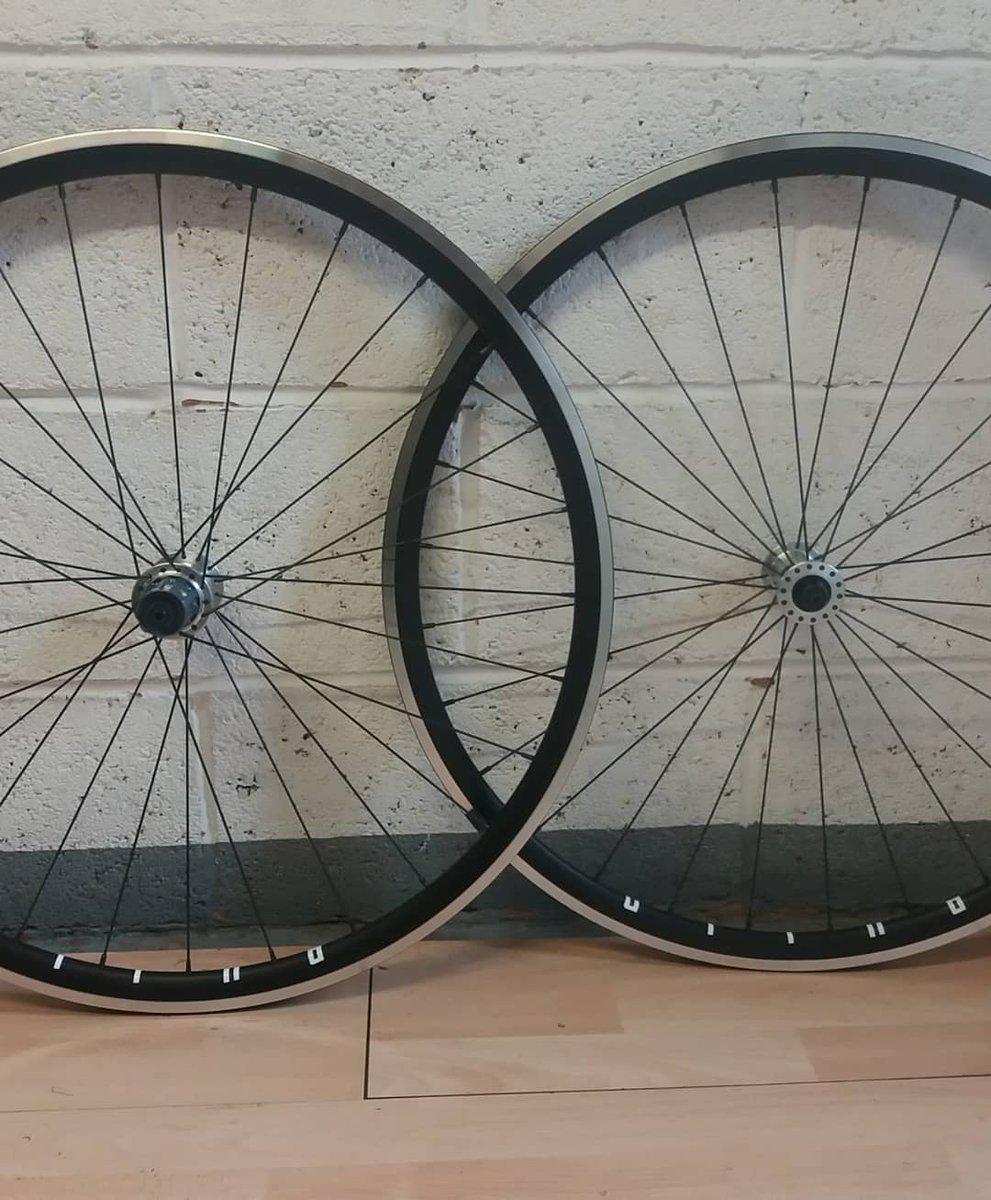 BuildCycleWorks's tweet image. Miche hubs, Sapim spokes and Ryde rims. A great value set of training and commuting wheels for Rob. Bullet proof hubs and rims with 28 double butted spokes per wheel and brass nipples will ensure they stay smooth and round no matter what winter throws at him #Buildcycleworks