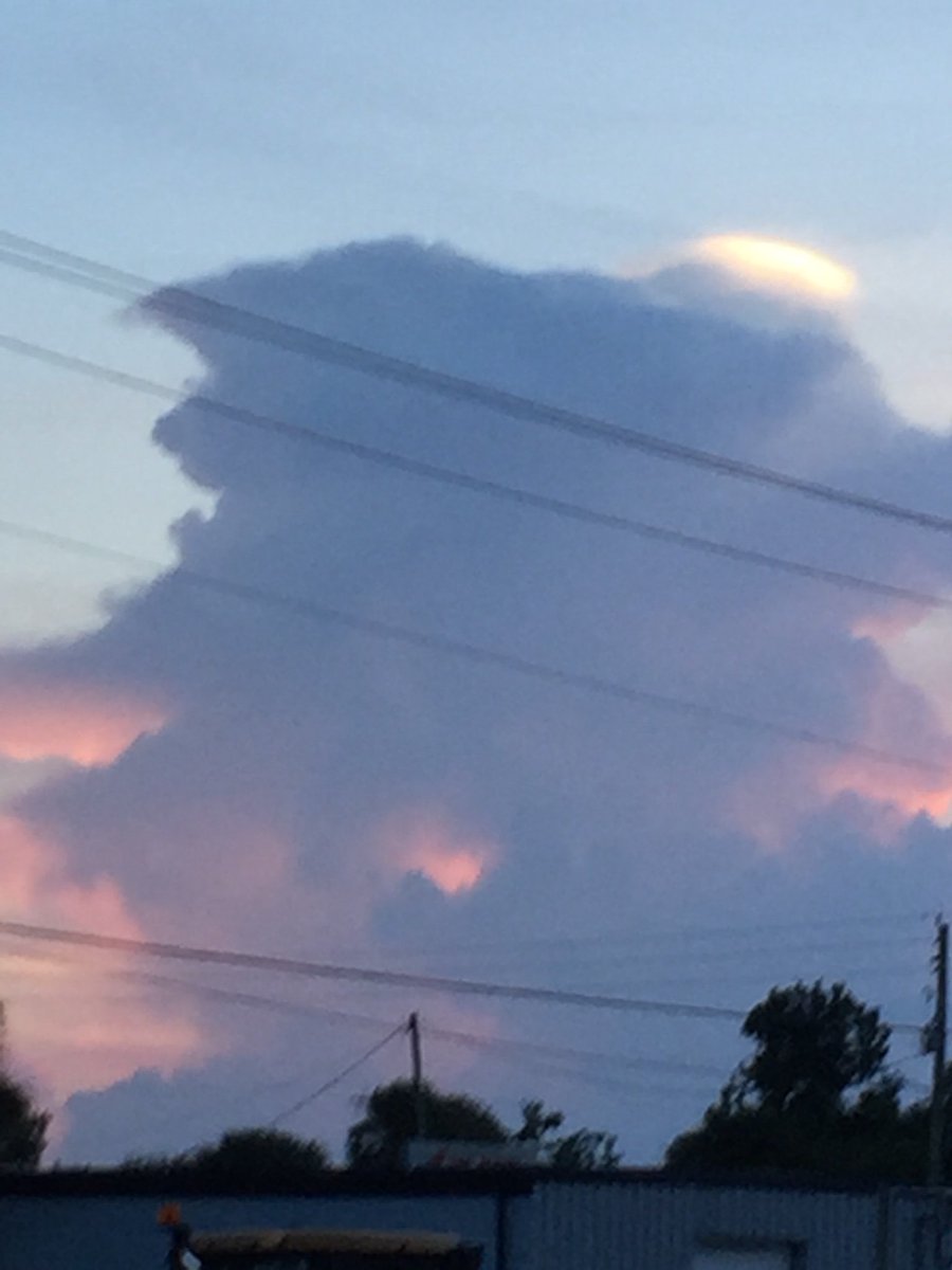 LoftGeo's tweet photo. 09-26-2018 at 20;00hours
#HaveBlue #Clouds #SkyEvent #ShapeShifters https://t.co/kXXXG39M96