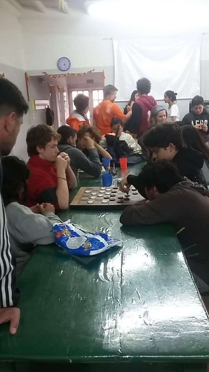 ivipromero's tweet photo. Llueve, hace frío, jugamos adentro #aelincoln #aelslearning #Tandil https://t.co/1FZEiYzZPx