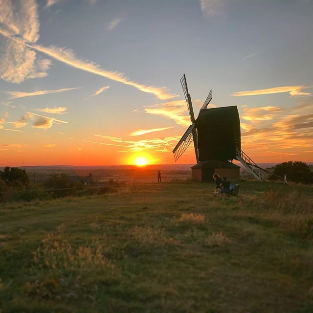 GavinFree's tweet photo. Got home just in time to see a proper English sunset by the windmill. https://t.co/lVwq5LdNTr https://t.co/l0u8dAbo0y