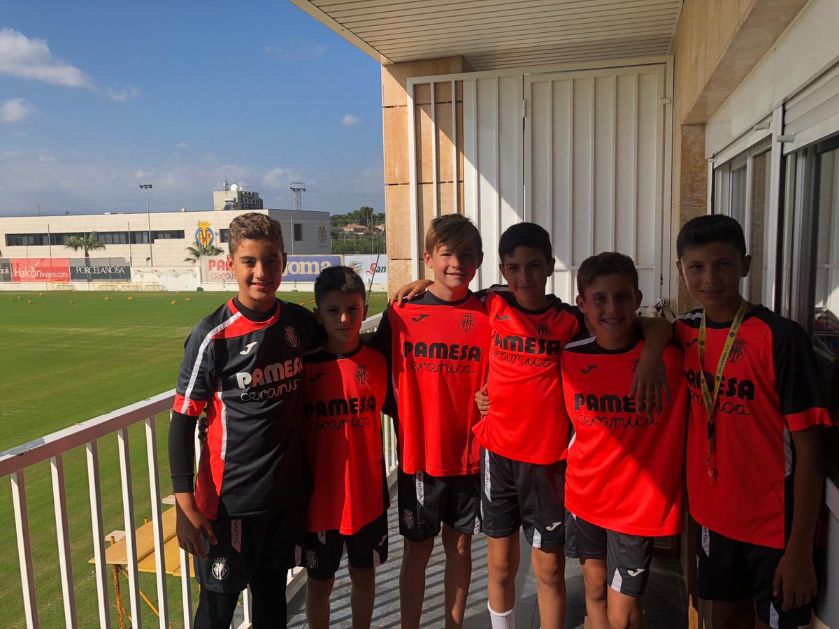 092Gerardo1's tweet photo. Grata visita en la ciudad deportiva del Villarreal CF.
Buen crío y excelente futbolista.
Marcos Cespedosa de la E.F. Torrepacheco. https://t.co/GRxrjGdTbl