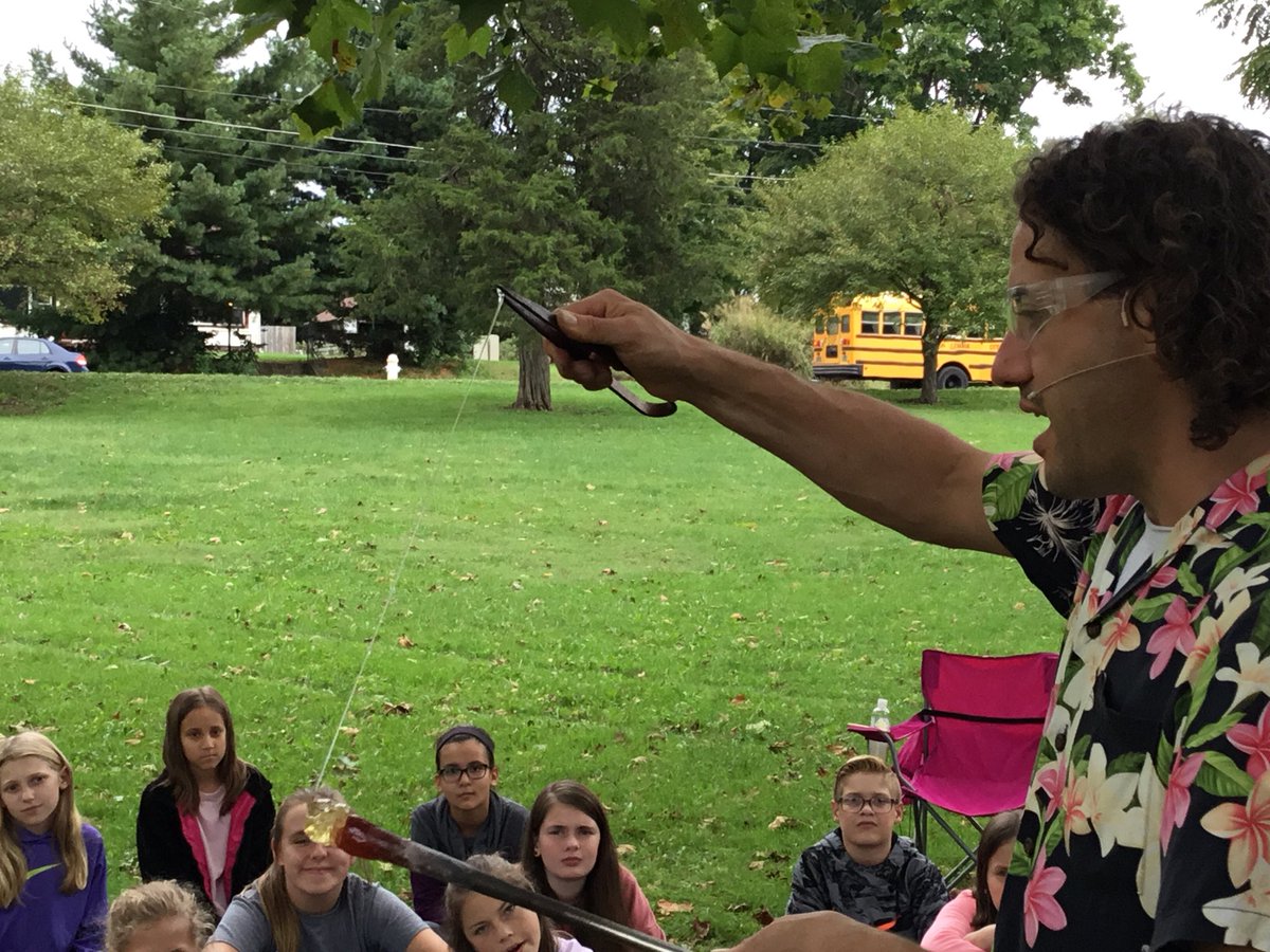 artwarriors1's tweet photo. Mrs. Jefferson’s class is learning that fiber-optics is a new invention in glass and is an extension of technology made with glass thousands of years ago. #berryartstudio #Explore_BIS @BIS_principal @MrsMartin_BIS #glassexperience https://t.co/VQSWCju3tQ