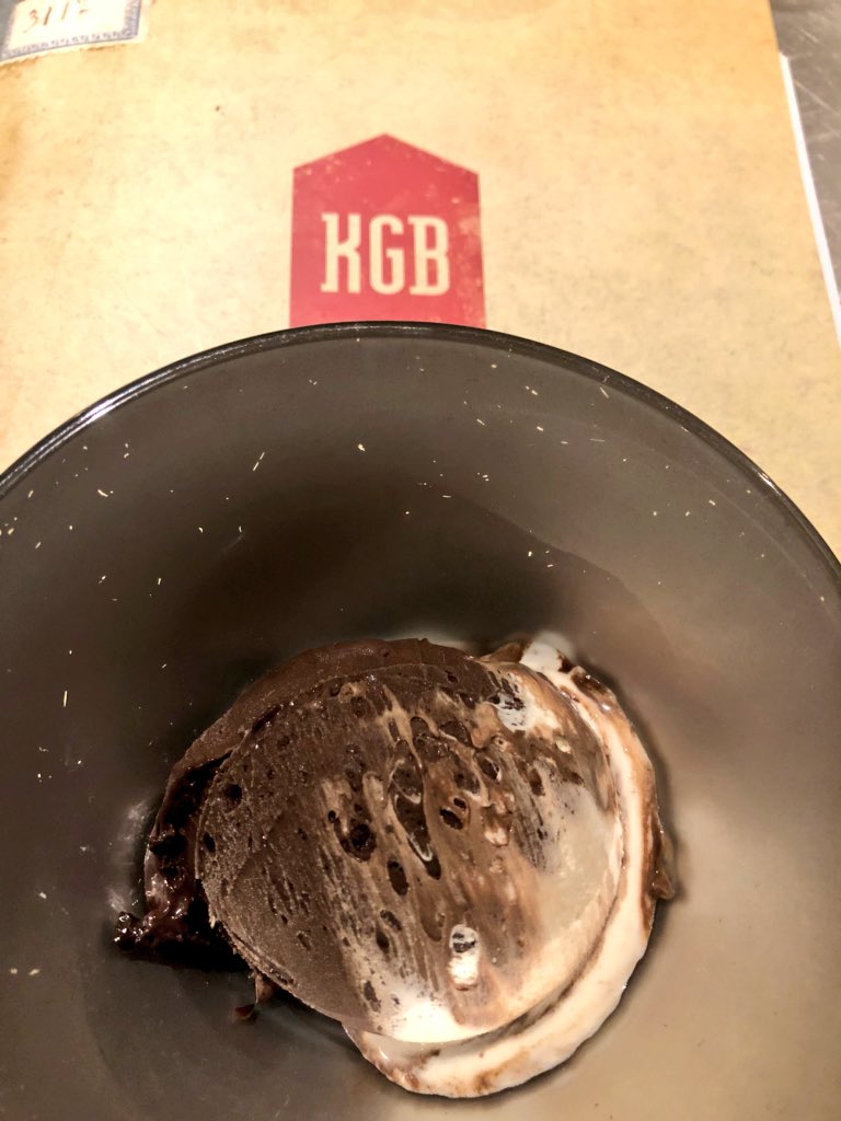 myguiadeviajes's tweet photo. Helado de tarta de cerveza negra, una delicia de @KGBmalaga Ideal para los amantes del chocolate. @HeladosIceberg https://t.co/86eMbtDgdj