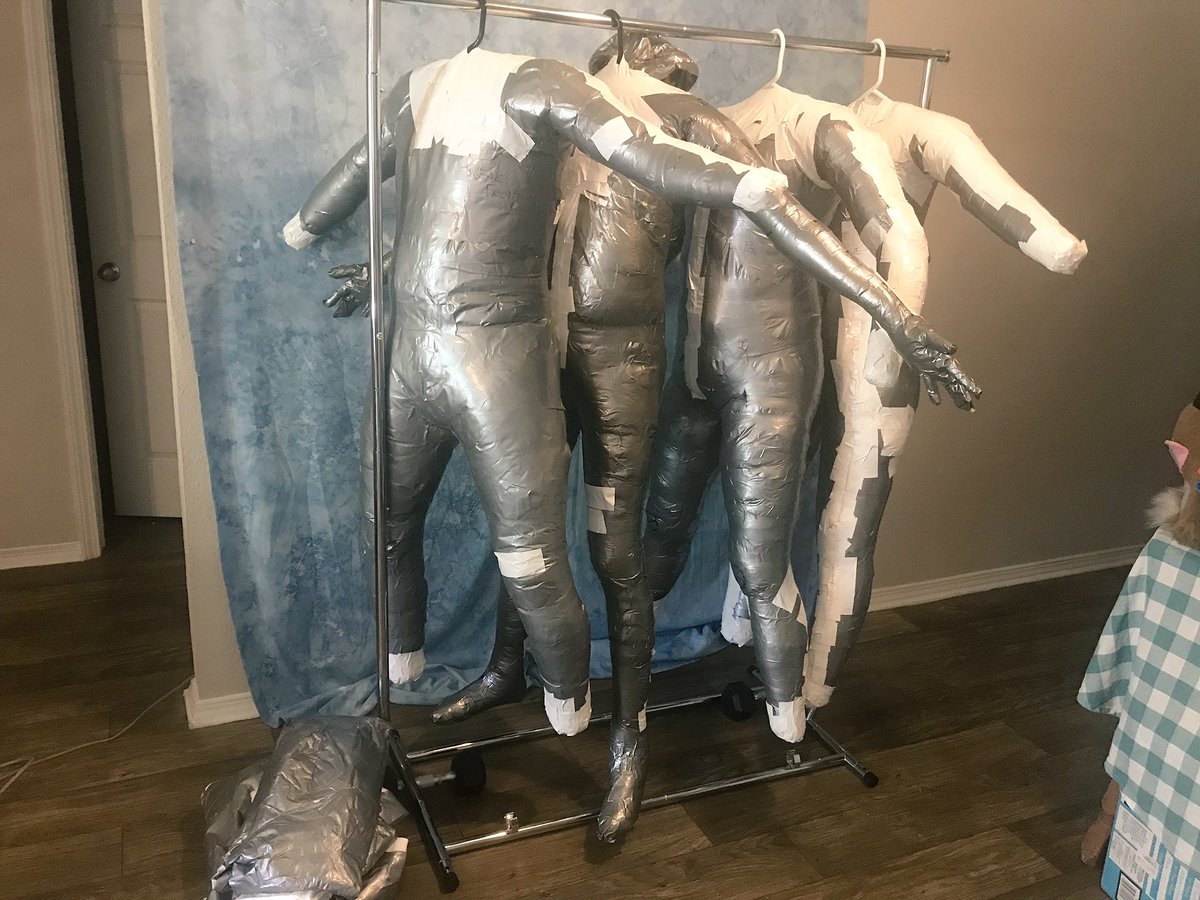 CuttleB0ne's tweet image. Me: -realizing he is almost at 6000 followers and scrambling wondering what to post for all the lovely people that have watched his fursuit work grow over the years, but not having the time for a badass raffle like his other peers- UHJJJJFGB, HERE IS THE BODY FARM???