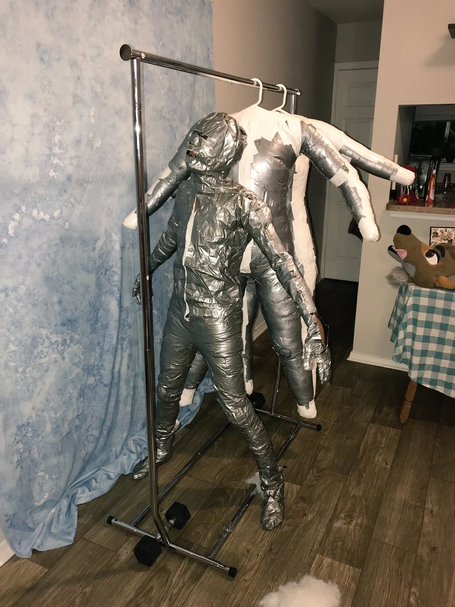 CuttleB0ne's tweet image. Me: -realizing he is almost at 6000 followers and scrambling wondering what to post for all the lovely people that have watched his fursuit work grow over the years, but not having the time for a badass raffle like his other peers- UHJJJJFGB, HERE IS THE BODY FARM???