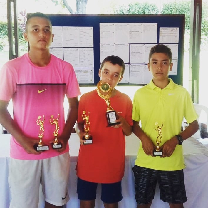 lattenis's tweet photo. Destacada actuación tenistas paisas en Internacional Jr. #Cosat #Grado4 de Cúcuta🇨🇴
Alejandro Arcila: Campeón sencillos y dobles, 14 años
Sebastián Zabala: Subcampeón sencillos y Campeon dobles 16 años
Jerónimo Marín: Campeón dobles 14 años
#TalentoLatte #TeEntrenamosParaGanar https://t.co/1yxDzGftLF