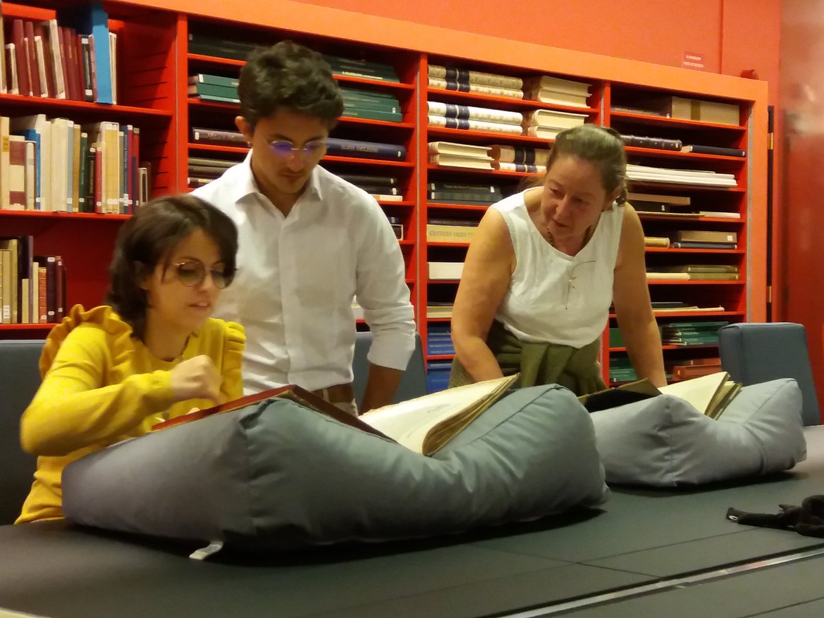 ubleiden's tweet photo. Vanavond workshop In contact met Collecties @UniLeiden voor het belangstellende publiek met stukken uit UB-expo Touching Treasures. #materialiteit https://t.co/AgCdkGEs4O
