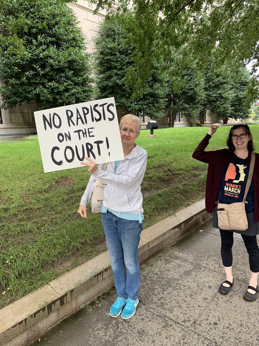 SeanLavin's tweet photo. Noticing more police showing up outside the #SCOTUSProtest
Kavanaugh supporters are outnumbered. https://t.co/sMDp43IQdM