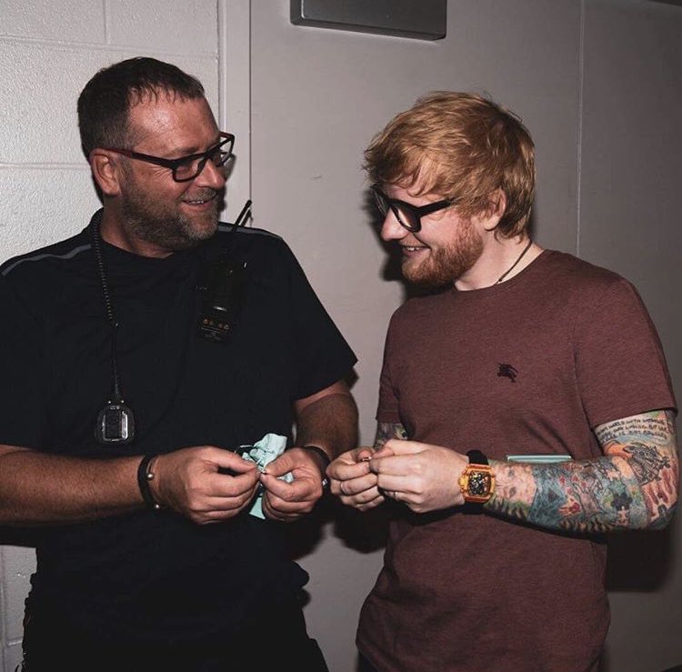 EdSheeran_EU's tweet photo. 📸 securitykev: Me and bae got matching Tiffany key rings #4lyfe #thosewhoworktogethersticktogether #ididntknowtiffanydidkeyrings #thoughttheyonlydidengagementrings #butwhywouldiknow #imabloke #ahardbloke #imthedaddy https://t.co/AjunkB3yqJ