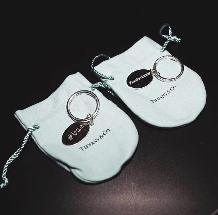 EdSheeran_EU's tweet photo. 📸 securitykev: Me and bae got matching Tiffany key rings #4lyfe #thosewhoworktogethersticktogether #ididntknowtiffanydidkeyrings #thoughttheyonlydidengagementrings #butwhywouldiknow #imabloke #ahardbloke #imthedaddy https://t.co/AjunkB3yqJ