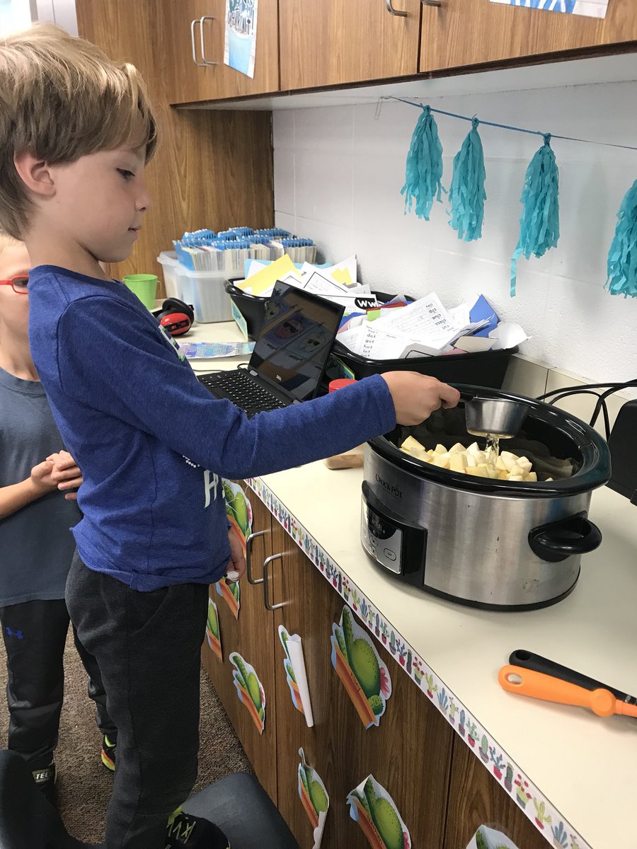 Today everyone pitched in to follow a recipe and turn apples into applesauce! It was the best treat to end the day when it was ready!! Yum!! @VV_Voyagers #applesfordays #applesauce #cookingintheclassroom #enjoytheview #bestyearyet #fabulousfirsties