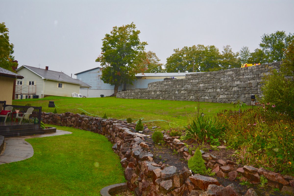 Undercove5's tweet image. Our big retaining wall summer project concluded with raking and seeding the new area around it...It was seeded September 11th and 16 days later its's blending in well!
#NewRossHomehardware #ChesterHomehardware #landscaperschoice @haughnmower 😉