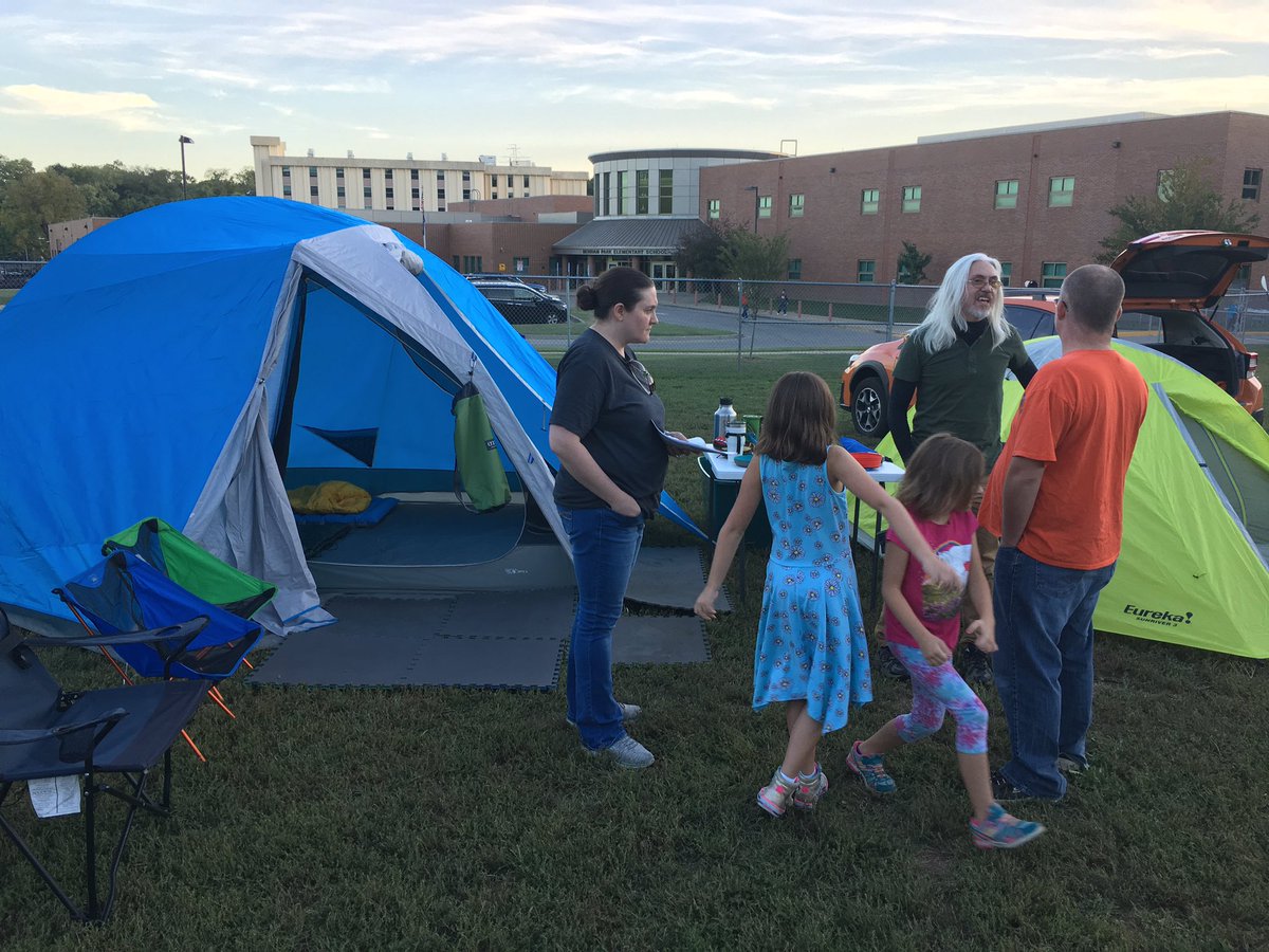 _MerriamPark's tweet photo. The Great Outdoors at Merriam Park- What a perfect evening! @theSMSD @DrSpringer12301 https://t.co/CHX1suoBjw