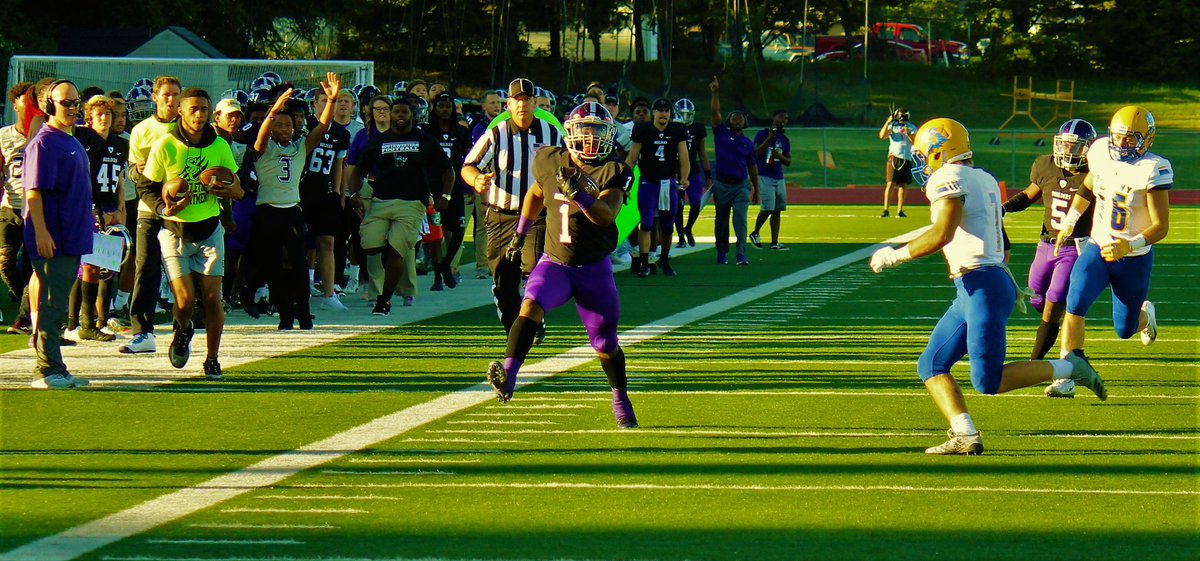 Pats_1990's tweet photo. Who highsteps better Carvontez or Coach Kirby? Pics from @BuilderFootball vs Bethany 2018. the #JINXISON ... #BuilderFootball #18uildergang #18uilders #gobuilders #BuilderFootballFan #Brickbybrick https://t.co/Uoj1T3zaLl