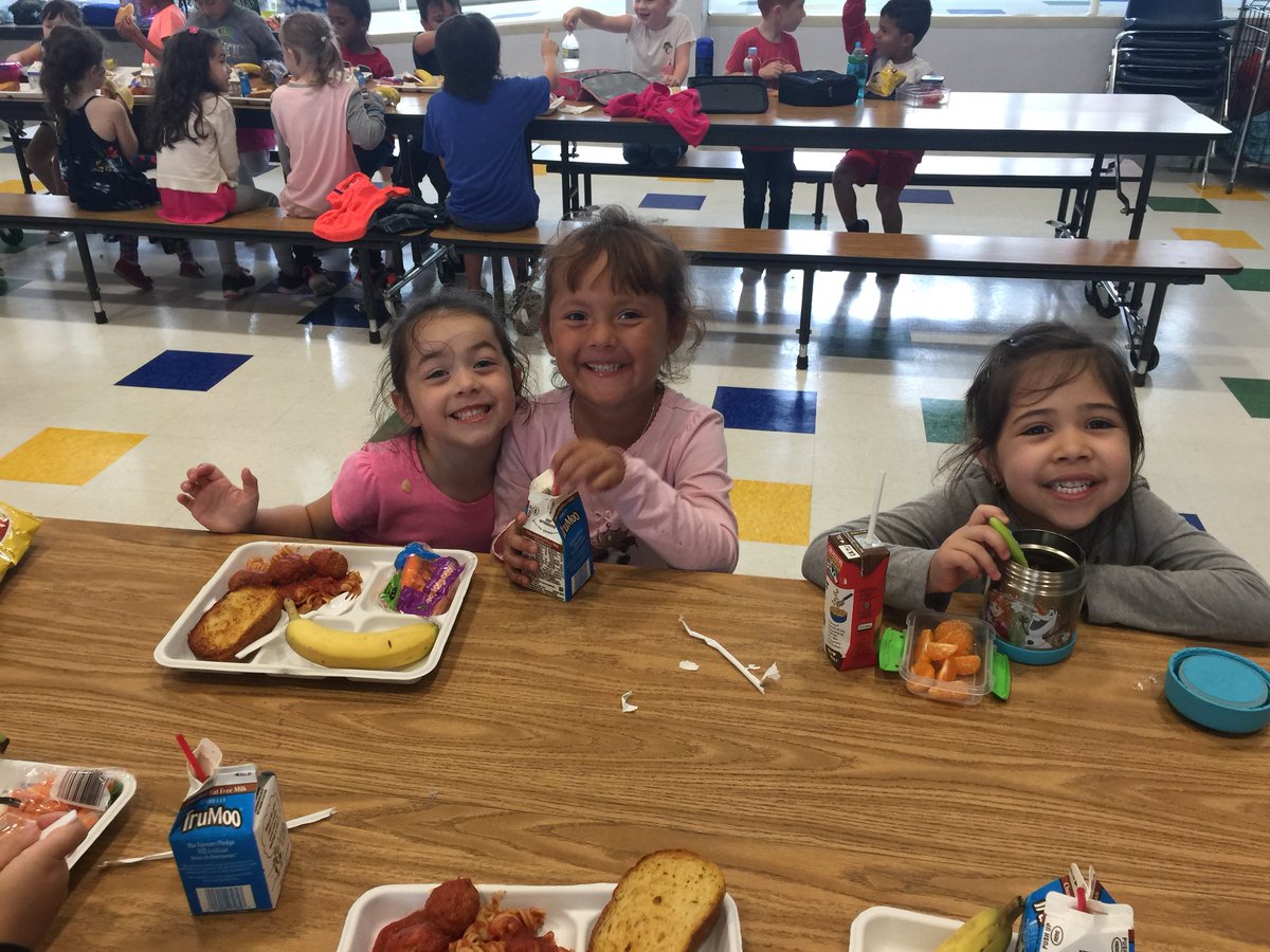 kccokeefe's tweet photo. Nothing better than eating with a friend. #MashpeeKCC #Kindergarten #ilovemyjob https://t.co/dZcXqmtLV3