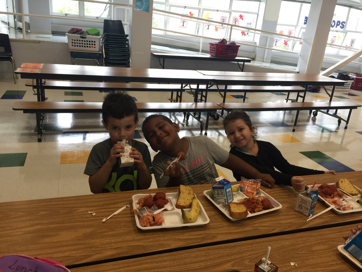 kccokeefe's tweet photo. Nothing better than eating with a friend. #MashpeeKCC #Kindergarten #ilovemyjob https://t.co/dZcXqmtLV3