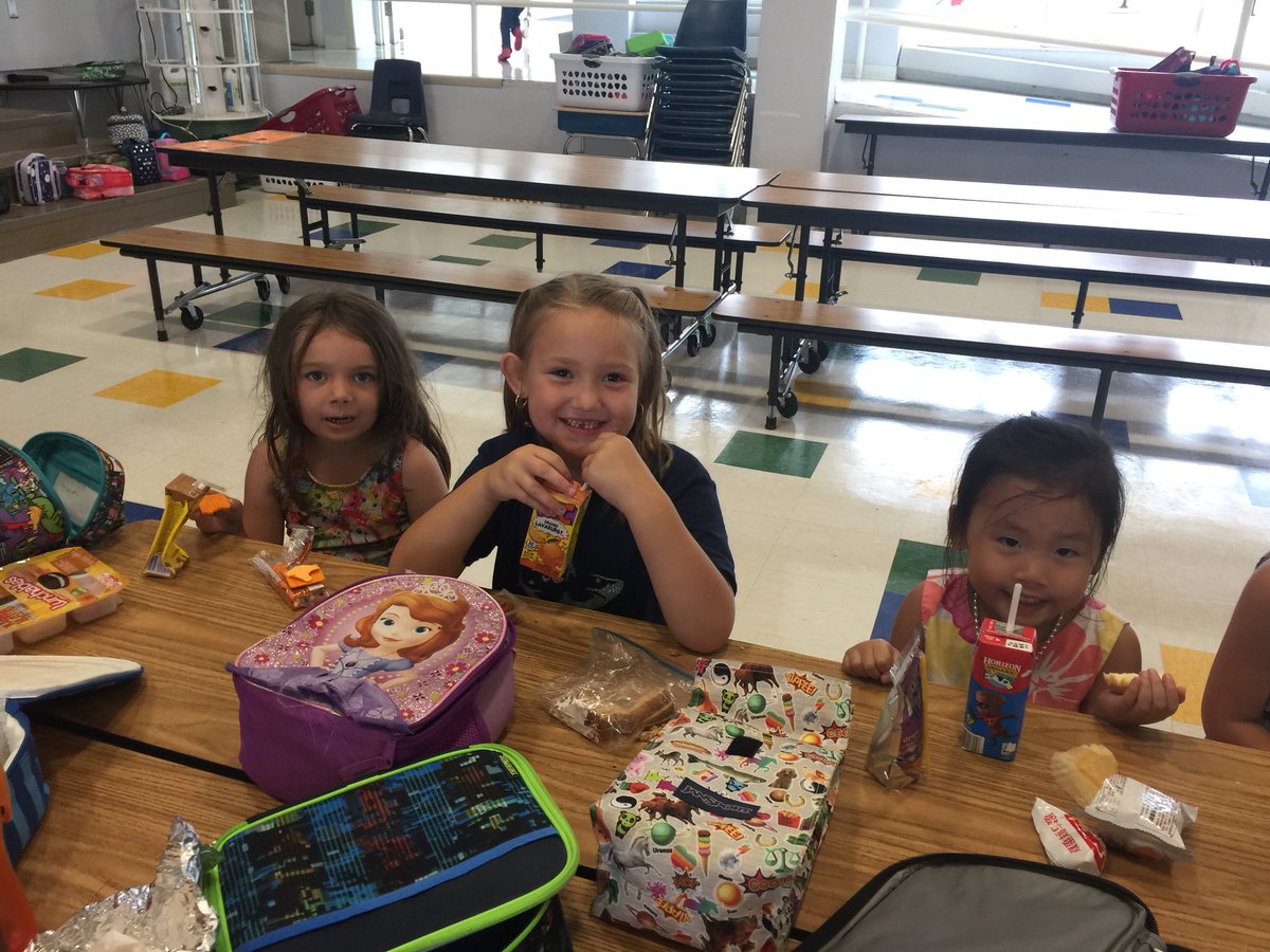 kccokeefe's tweet photo. Nothing better than eating with a friend. #MashpeeKCC #Kindergarten #ilovemyjob https://t.co/dZcXqmtLV3