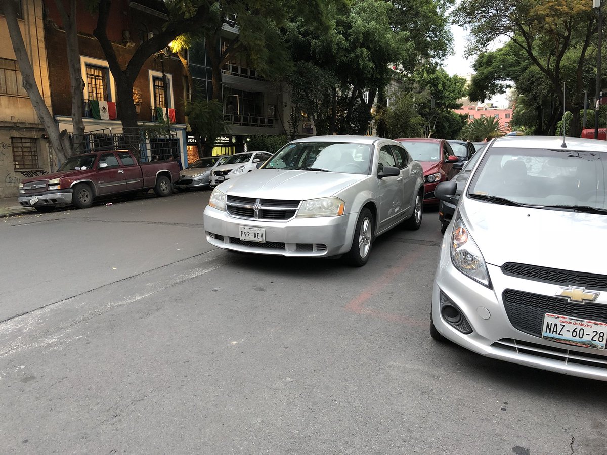 CallesCdmx's tweet photo. @OVIALCDMX @vialcuauhtemoc @UCS_CDMX @SSP_CDMX De todos los días en la calle Valentín Gómez Farías el valet de la UVM San Rafael no le basta con dejarlos en doble fila de un lado sino de los dos lados! Y cobran por dejarlo en la calle, de 5 carriles solo 1 libre. https://t.co/OsfVBa7lXL