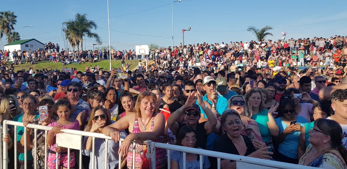LosPalmeras_OK's tweet photo. Increíble marco de público presente en #SantoTome festejando la #Primavera🌺 amigos ‼️
Bailamos buena cumbia al ritmo de sus amigos por supuesto .. #LosPalmeras🌴 https://t.co/dm7nyLkhks