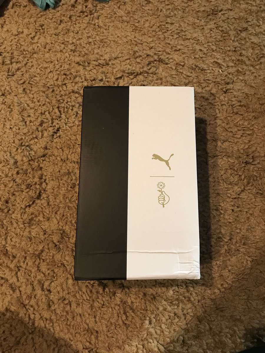 AHuimang's tweet photo. @BTS_twt @PUMA 

Guess what came in the MAAAAIILLLL 

Guess what was marked up at 40 PERCEEEENT

Guess what I’m taking to CHICAGOOOOOOO

LOVE YOURSELF TOUR HERE I COME

IN STYLE 

✌🏻💚✨👟

#BTS #BTSxPUMA #LoveMyself #BTSShoes #방탄소년단 https://t.co/s5C1FmqAU0