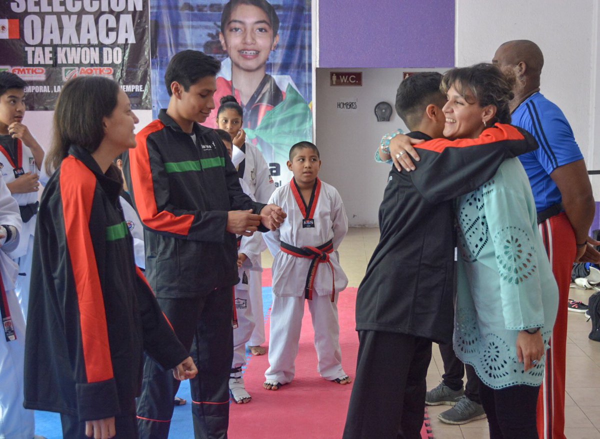 DEPORTE_GobOax's tweet image. La selección estatal de taekwondo 🥋 acompañados de la Dir. Gral. @MontseHeinze despidieron a los oaxaqueños que participarán en el selectivo Nacional de la #AcademiaCONADE de taekwondo, a celebrarse en Monterrey, Nuevo León. Les deseamos el mejor de los éxitos. @alejandromurat