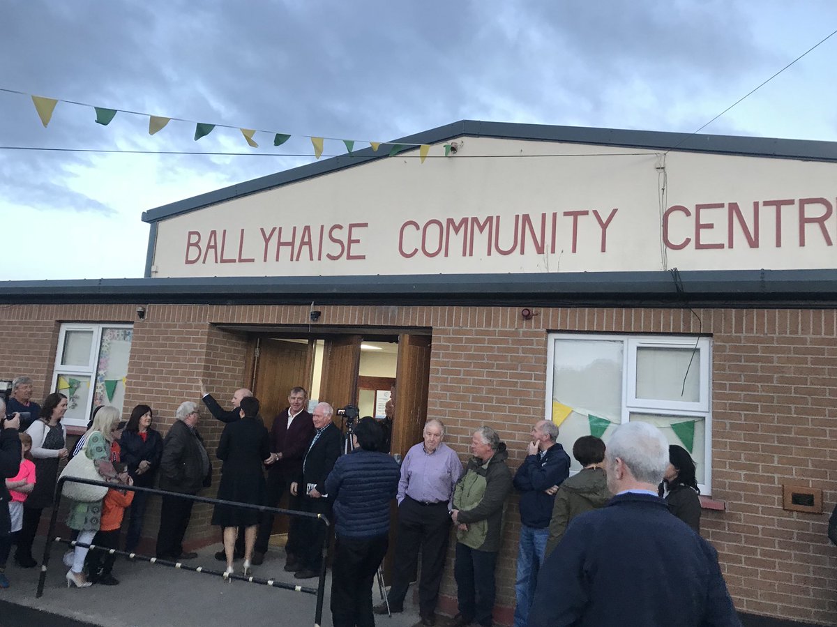 ciara_shock's tweet photo. Very warm welcome for @seangallagher1 in his home town of #Ballyhaise #Cavan. #presidentialelection https://t.co/GUBzngraFZ