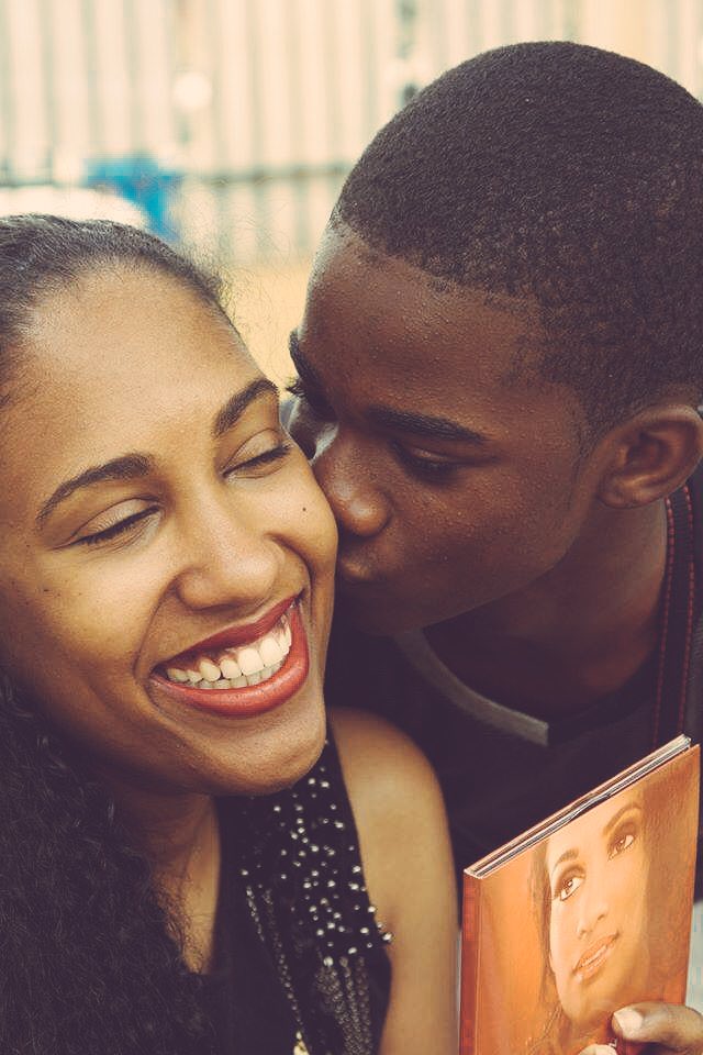 Nsoki posso dar-te um Beijo ? 🙈
Nsoki can I give you a kiss ? 🙈☺️ 
#vendameuanjo #albumsigning  #tbt
