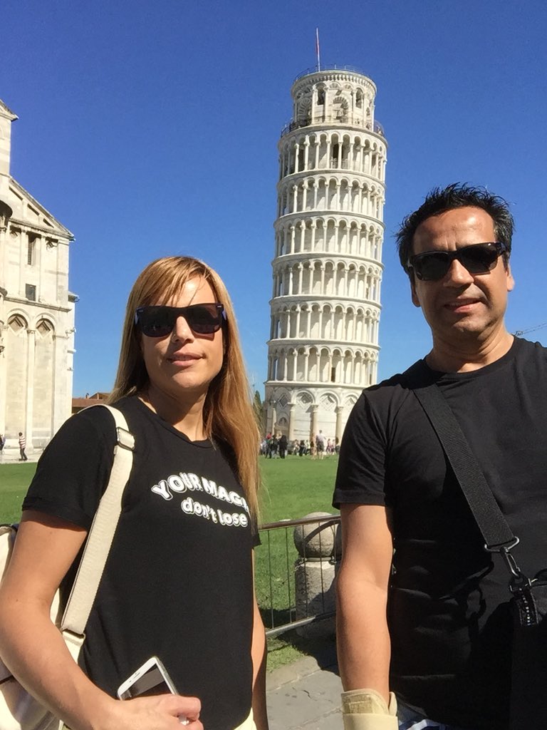RenatoMunster's tweet photo. Idea mía o la torre de Pisa está más derecha?  Igual es preciosa. Al igual que el entorno. Y la rubia... https://t.co/NPdDmTGQzS